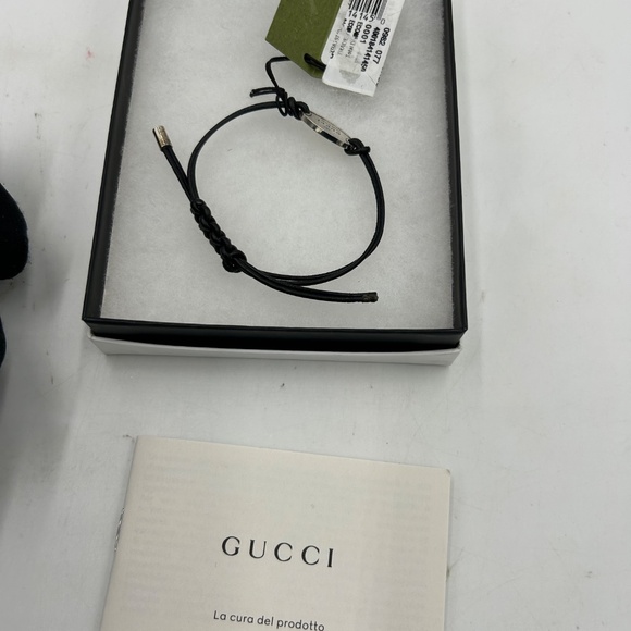 Gucci, black leather cord bracelet with sterling silver logo engraved plaque - Picture 8 of 11